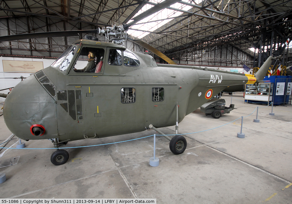 55-1086, Sikorsky H-19D Chickasaw C/N 55-1086, Preserved inside Dax ALAT Museum...