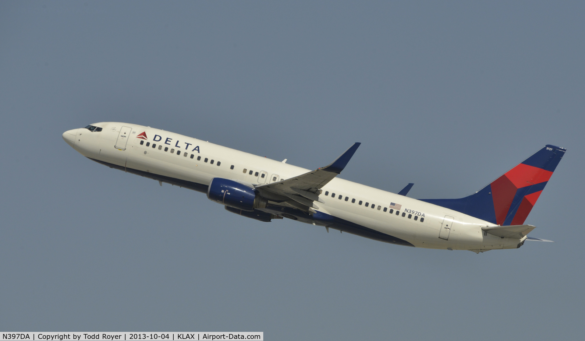 N397DA, 2000 Boeing 737-832 C/N 30537, Departing LAX