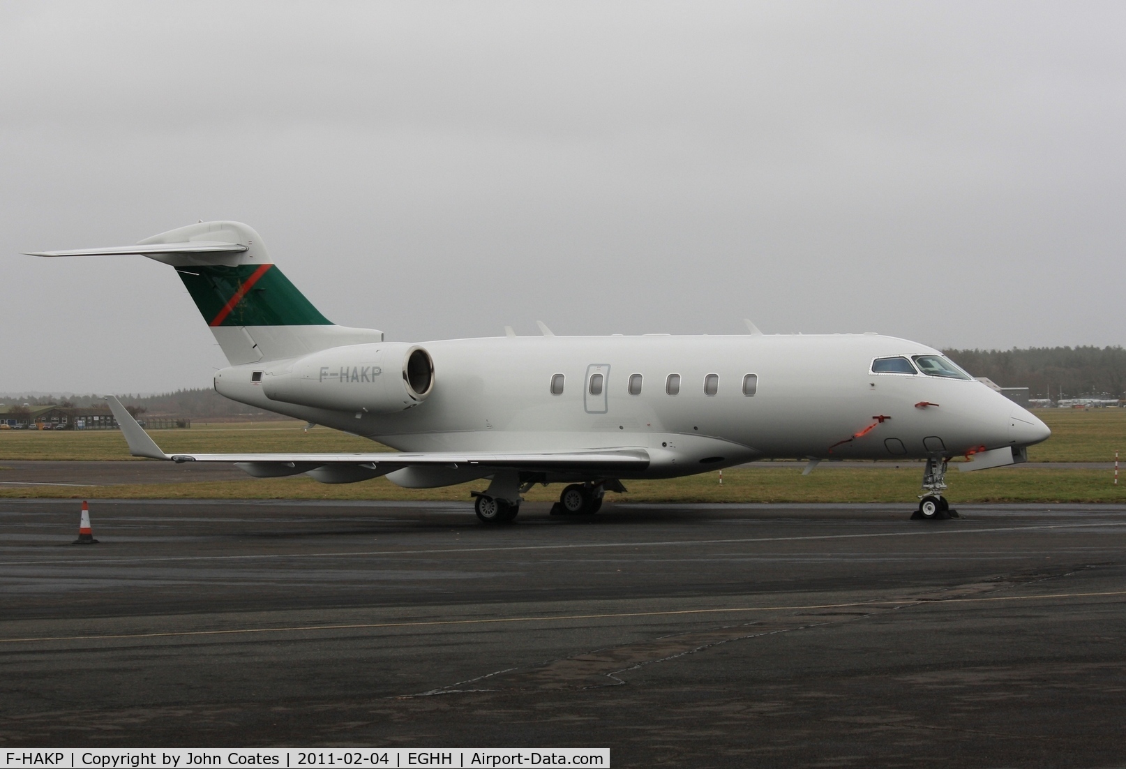 F-HAKP, 2010 Bombardier Challenger 300 (BD-100-1A10) C/N 20288, Visitor at Signatures