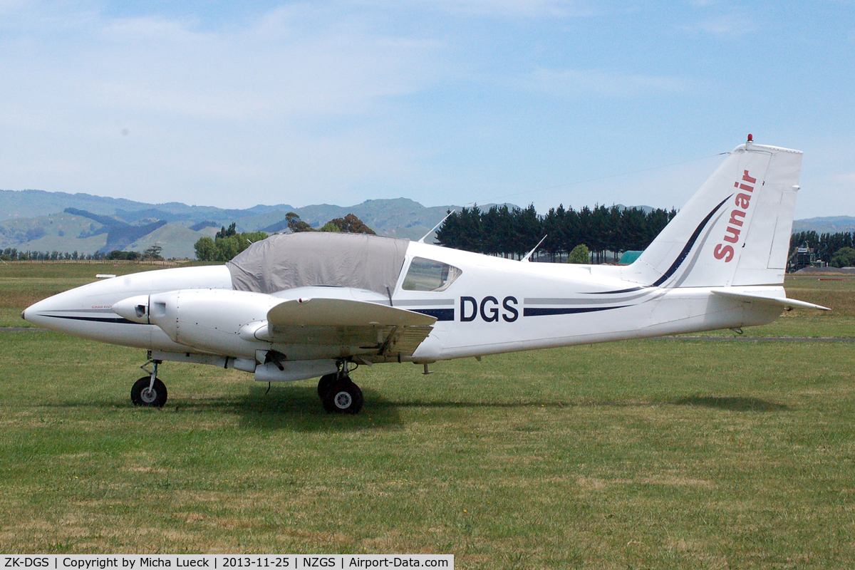 ZK-DGS, Piper PA-23-250 C/N 27-7304959, At Gisborne