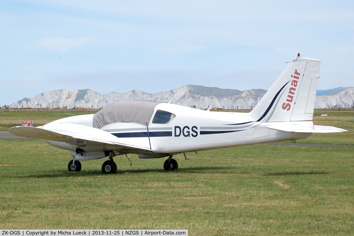 ZK-DGS, Piper PA-23-250 C/N 27-7304959, At Gisborne