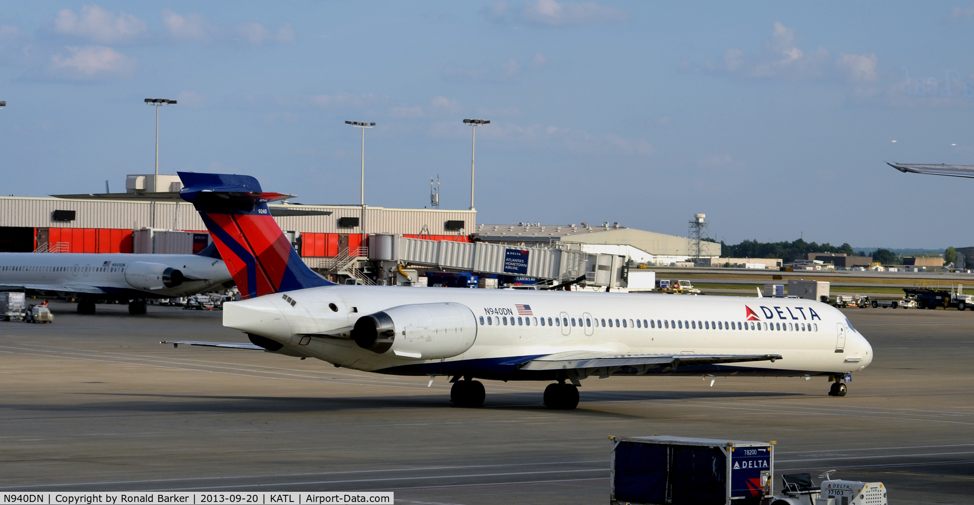 N940DN, 1997 McDonnell Douglas MD-90-30 C/N 53359, Taxi Atlanta