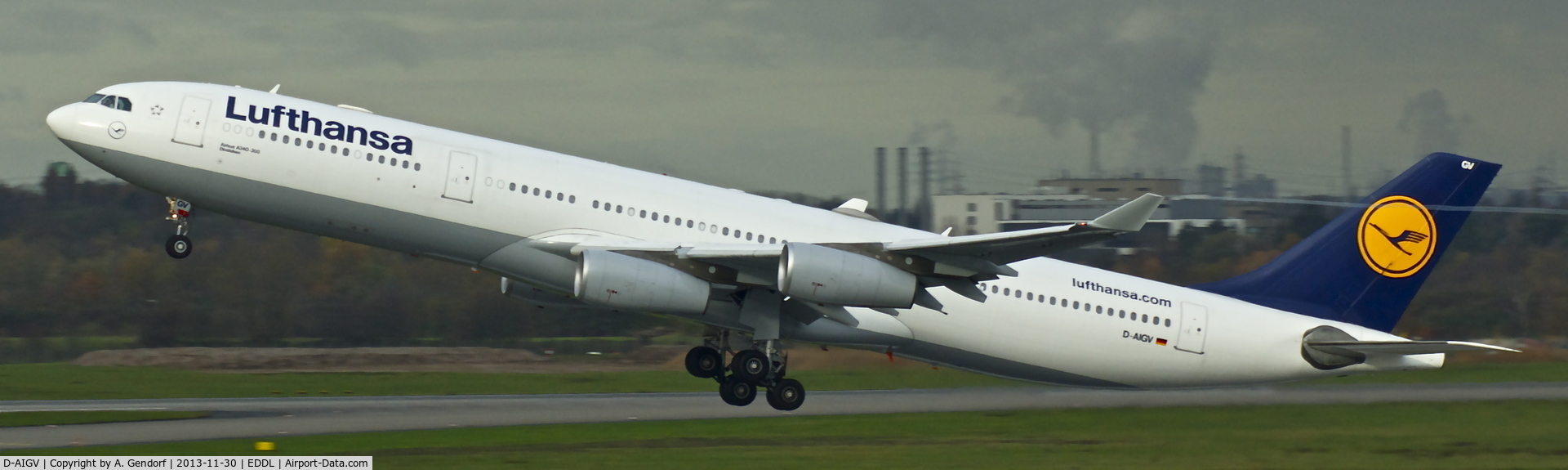 D-AIGV, 2000 Airbus A340-313X C/N 325, Lufthansa, seen here departing at Düsseldorf Int´l(EDDL), bound for Newark(KEWR)