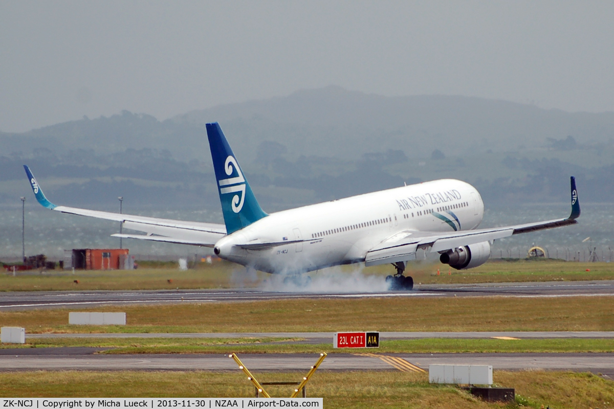 ZK-NCJ, 1995 Boeing 767-319/ER C/N 26915, At Auckland