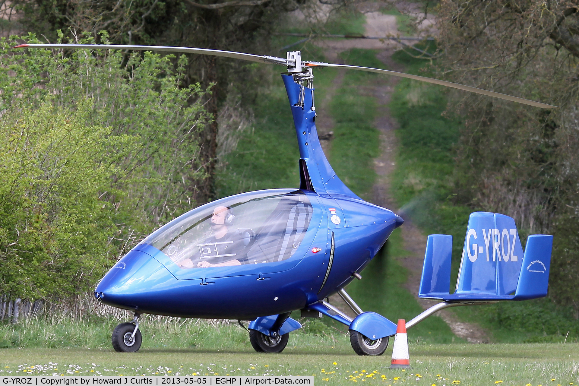 G-YROZ, 2010 Rotorsport UK Calidus C/N RSUK/CALS/005, Privately owned. At the Microlight Trade Fair.