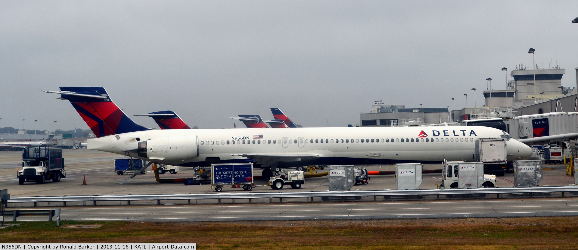 N956DN, McDonnell Douglas MD-90-30 C/N 53526, Gate A2 Atlanta