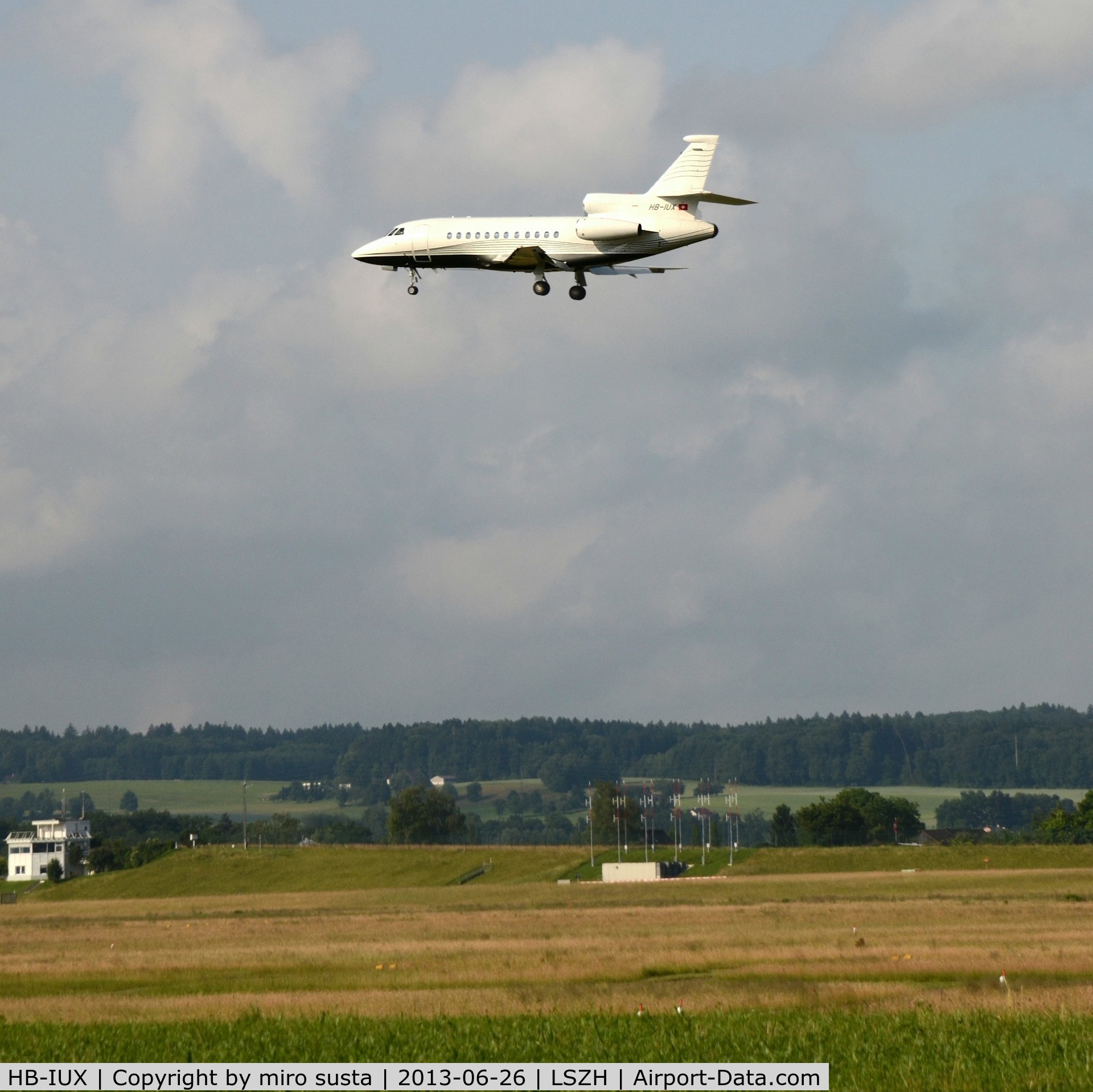HB-IUX, 1999 Dassault Falcon 900EX C/N 54, TAG Aviation Dassault Falcon 900 landing at Zurich-Kloten International Airport.