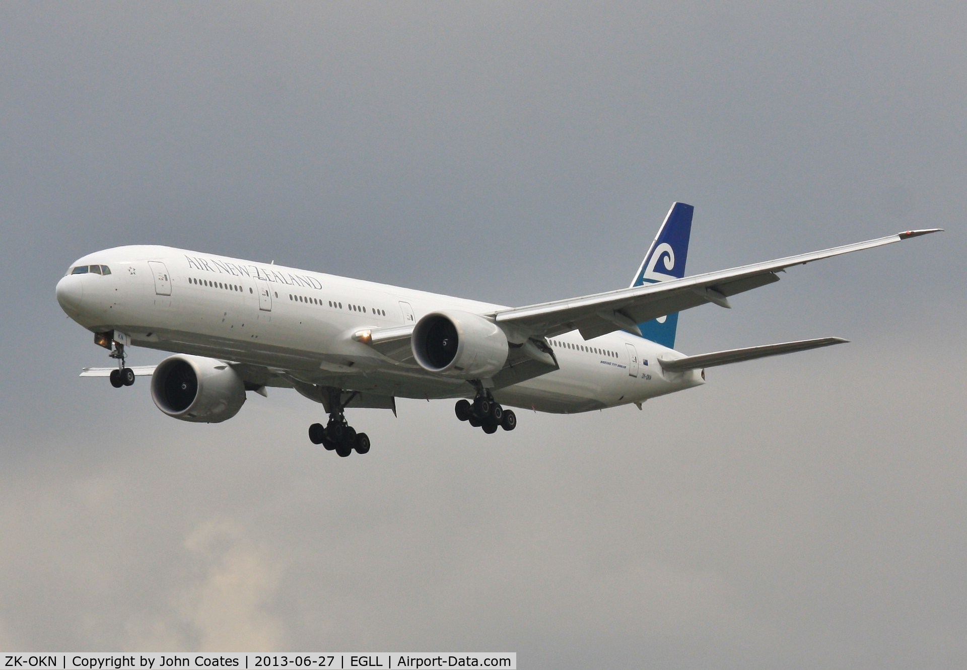 ZK-OKN, 2010 Boeing 777-306/ER C/N 38406, Finals to 27L