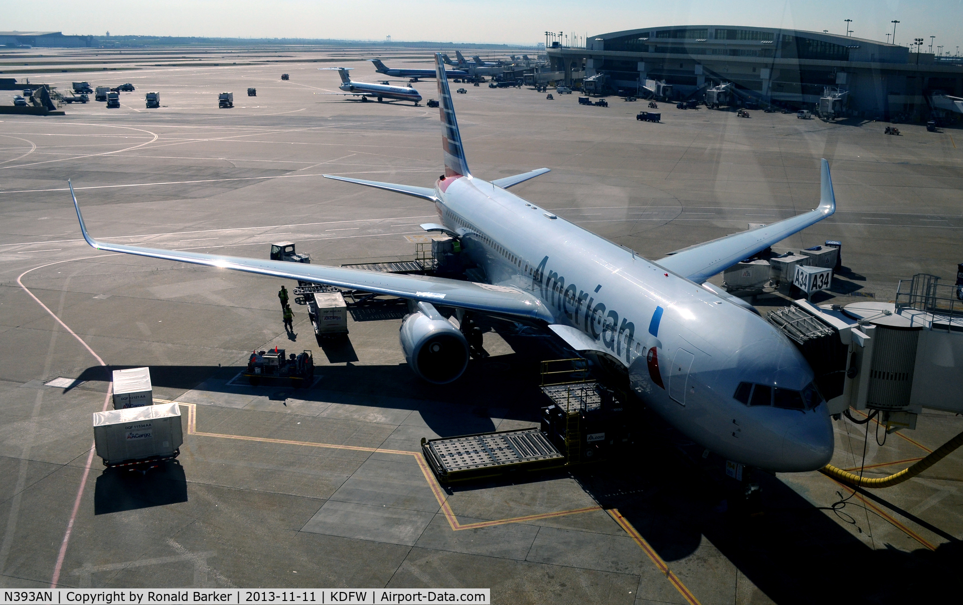 N393AN, 1998 Boeing 767-323 C/N 29430, Gate A34 DFW