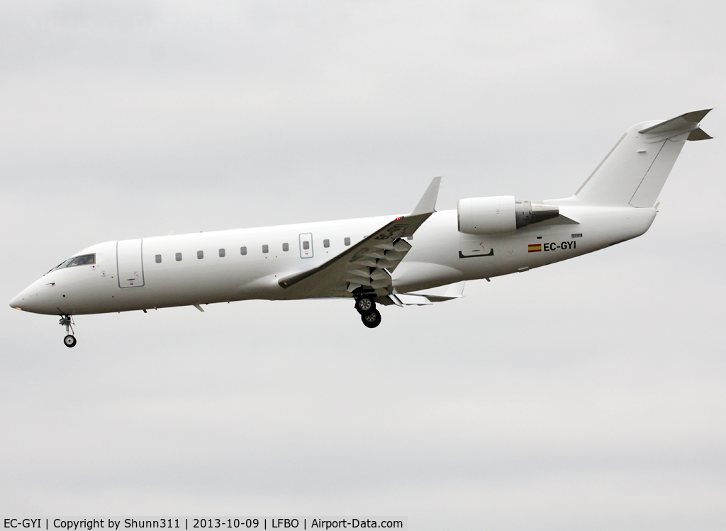 EC-GYI, 1998 Canadair CRJ-200ER (CL-600-2B19) C/N 7249, Landing rwy 32L in all white c/s now...
