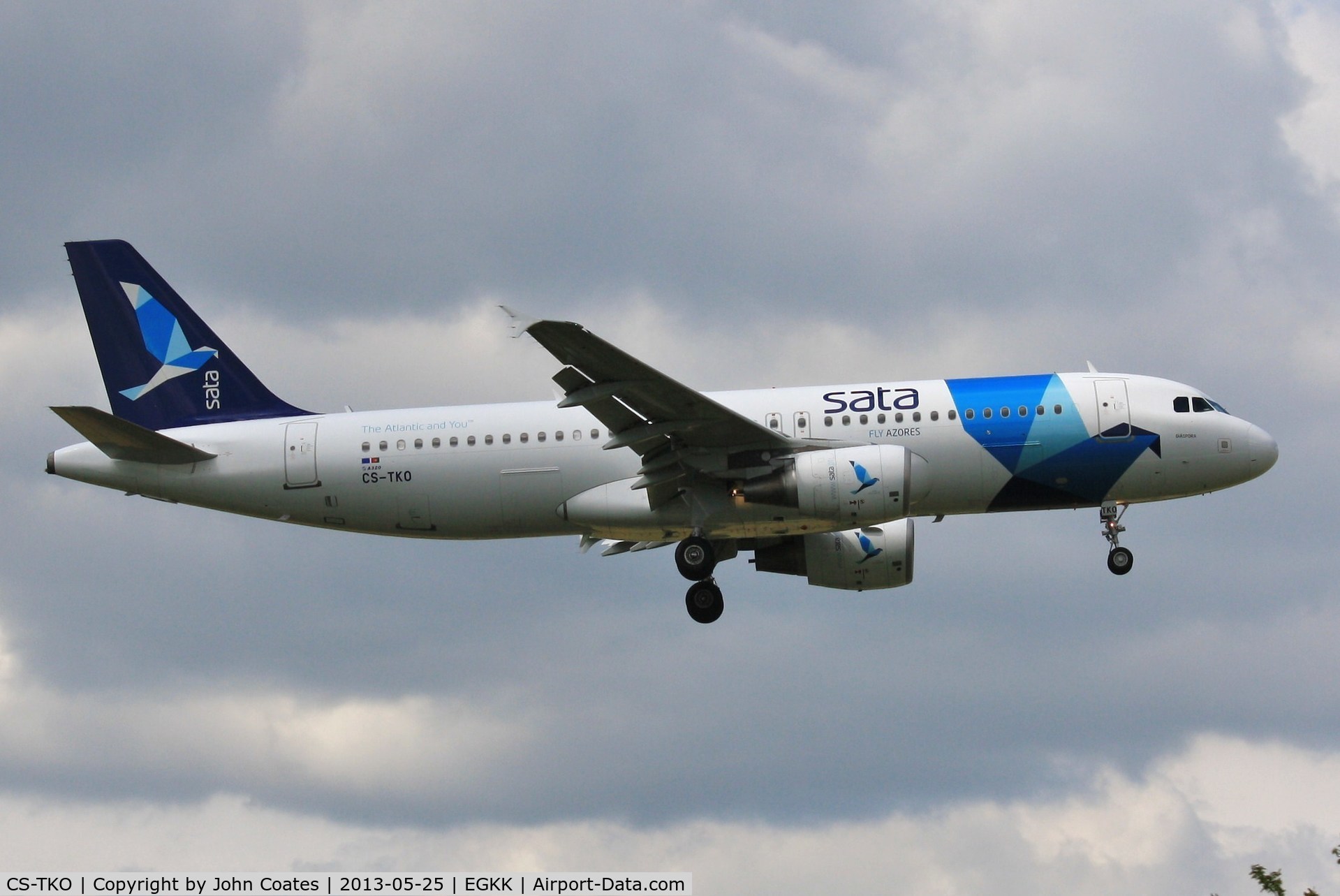 CS-TKO, 2009 Airbus A320-214 C/N 3891, Short finals to 08R