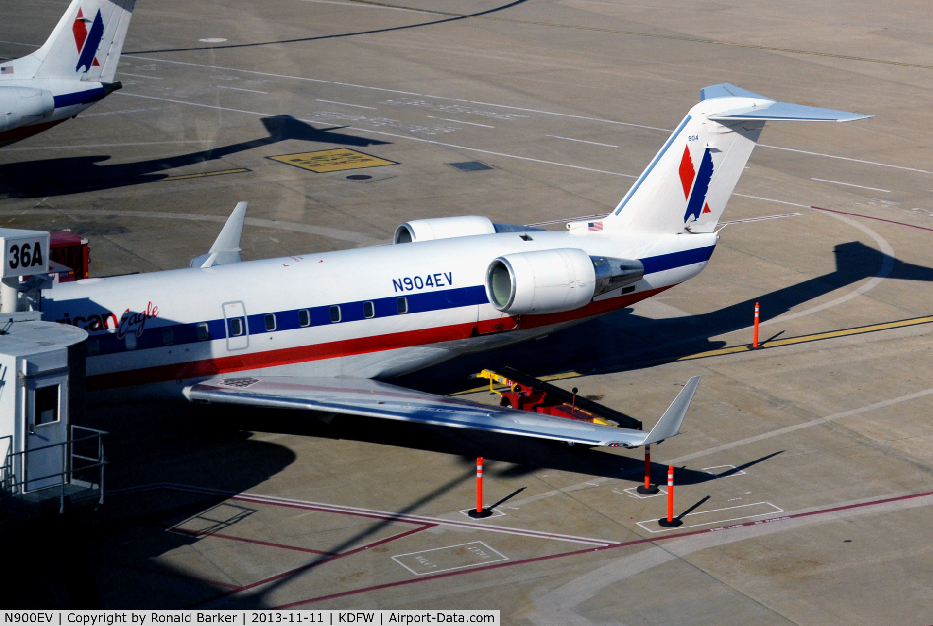 N900EV, 2002 Bombardier CRJ-200ER (CL-600-2B19) C/N 7608, Baggage conveyor Gate B36A DFW