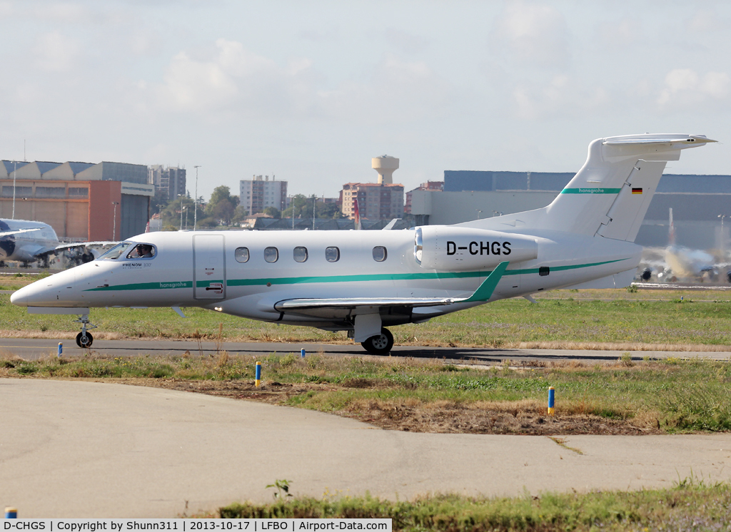 D-CHGS, 2013 Embraer EMB-505 Phenom 300 C/N 50500150, Taxiing holding point rwy 32R for departure