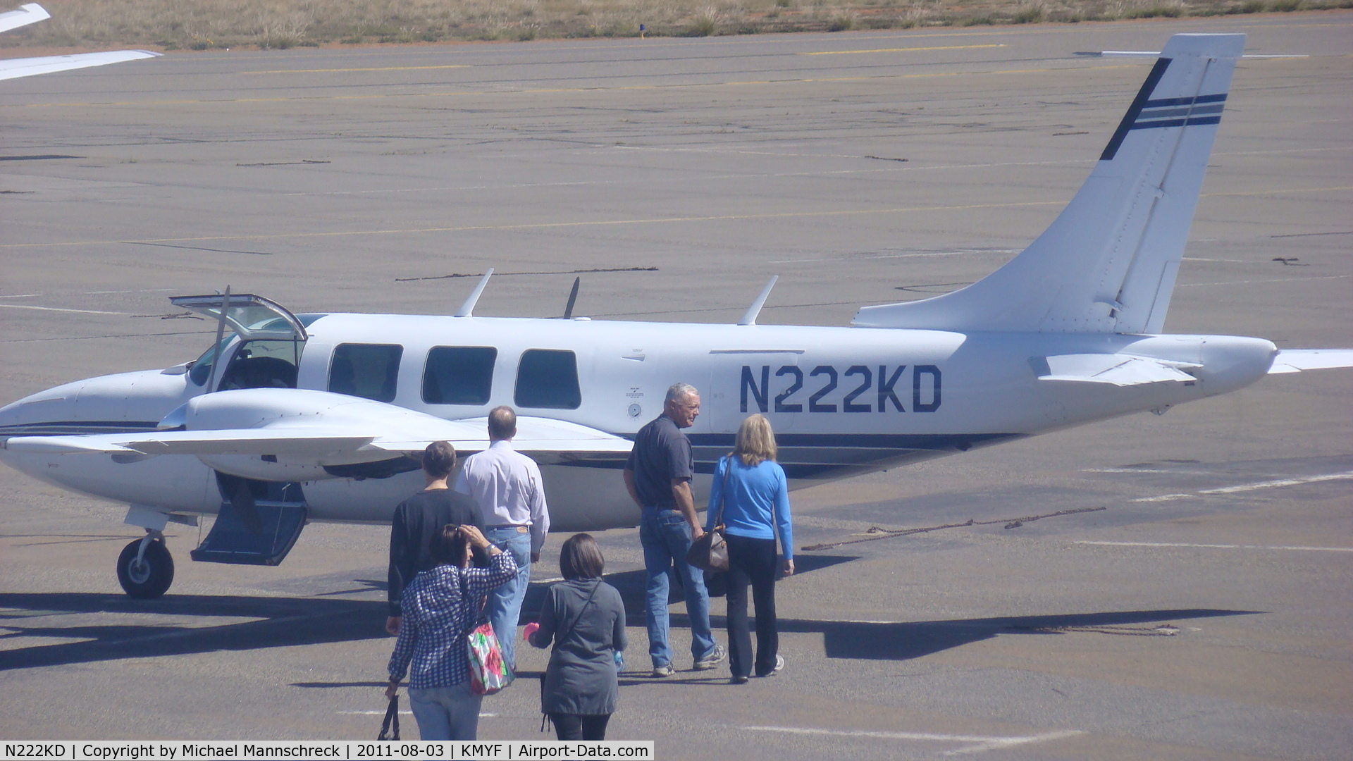 N222KD, Piper Aerostar 600 C/N 60-0557-181, Pilot and passangers Walking to The airplane