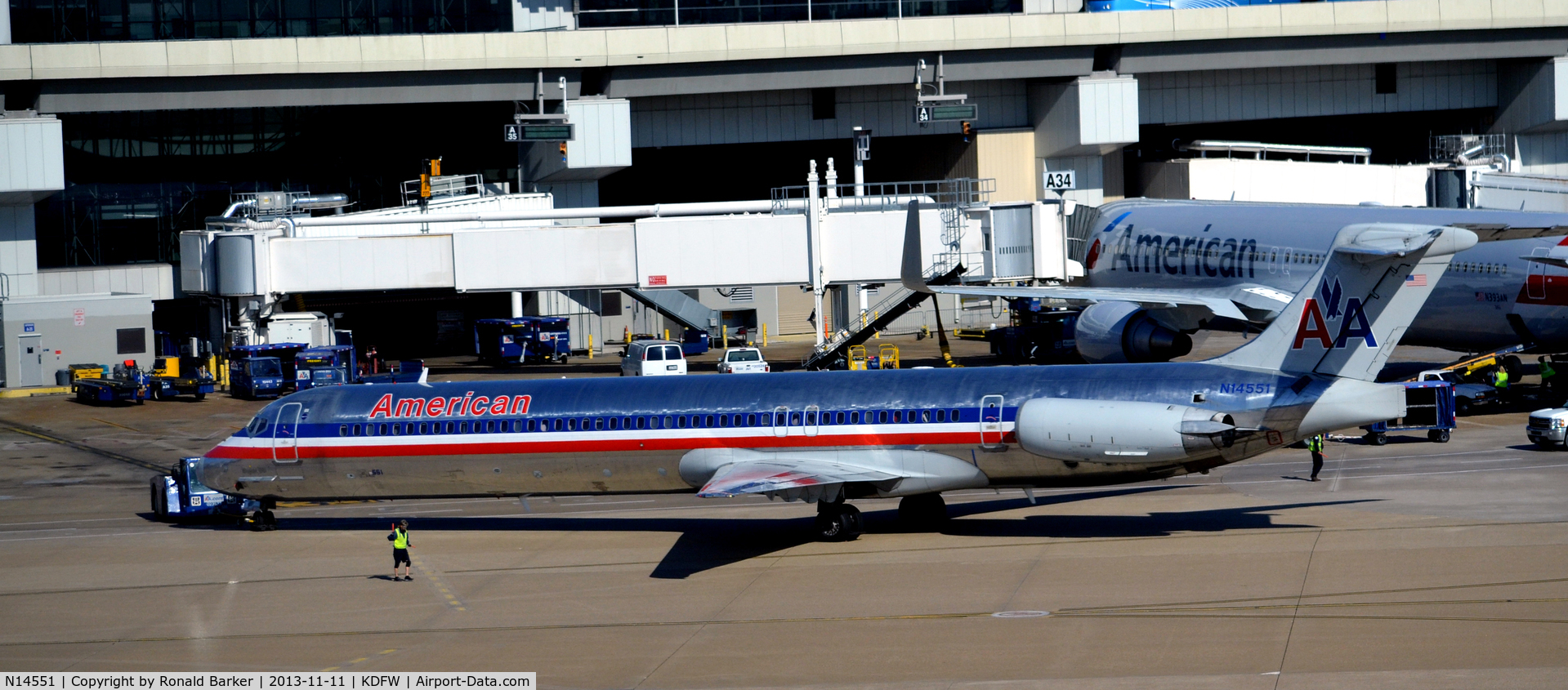 N14551, 1991 McDonnell Douglas MD-82 (DC-9-82) C/N 53033, Pushback DFW