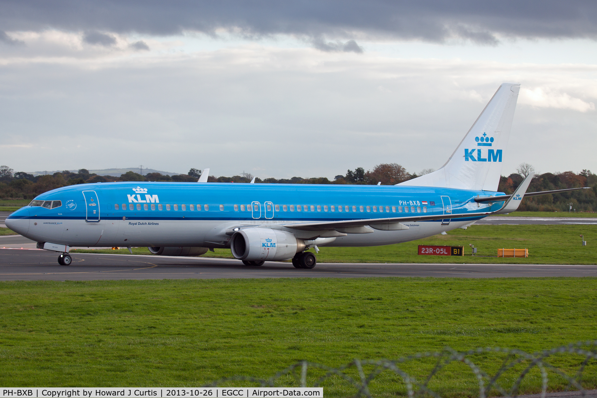 PH-BXB, 1999 Boeing 737-8K2 C/N 29132, KLM - named 'Valk/Falcon'.