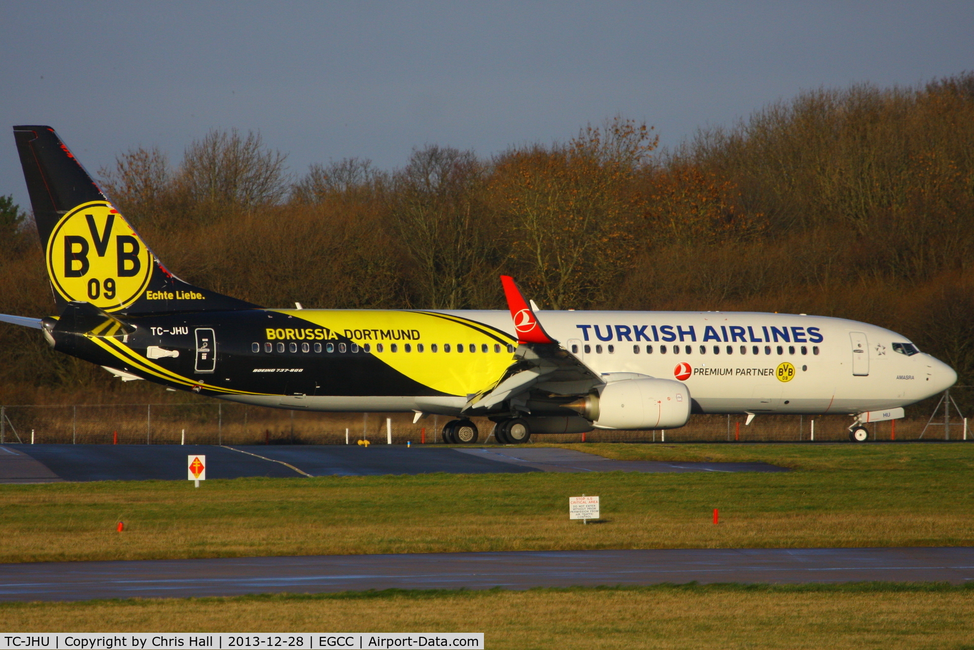 TC-JHU, 2013 Boeing 737-8F2 C/N 42002, Turkish Airlines in Borussia Dortmund livery