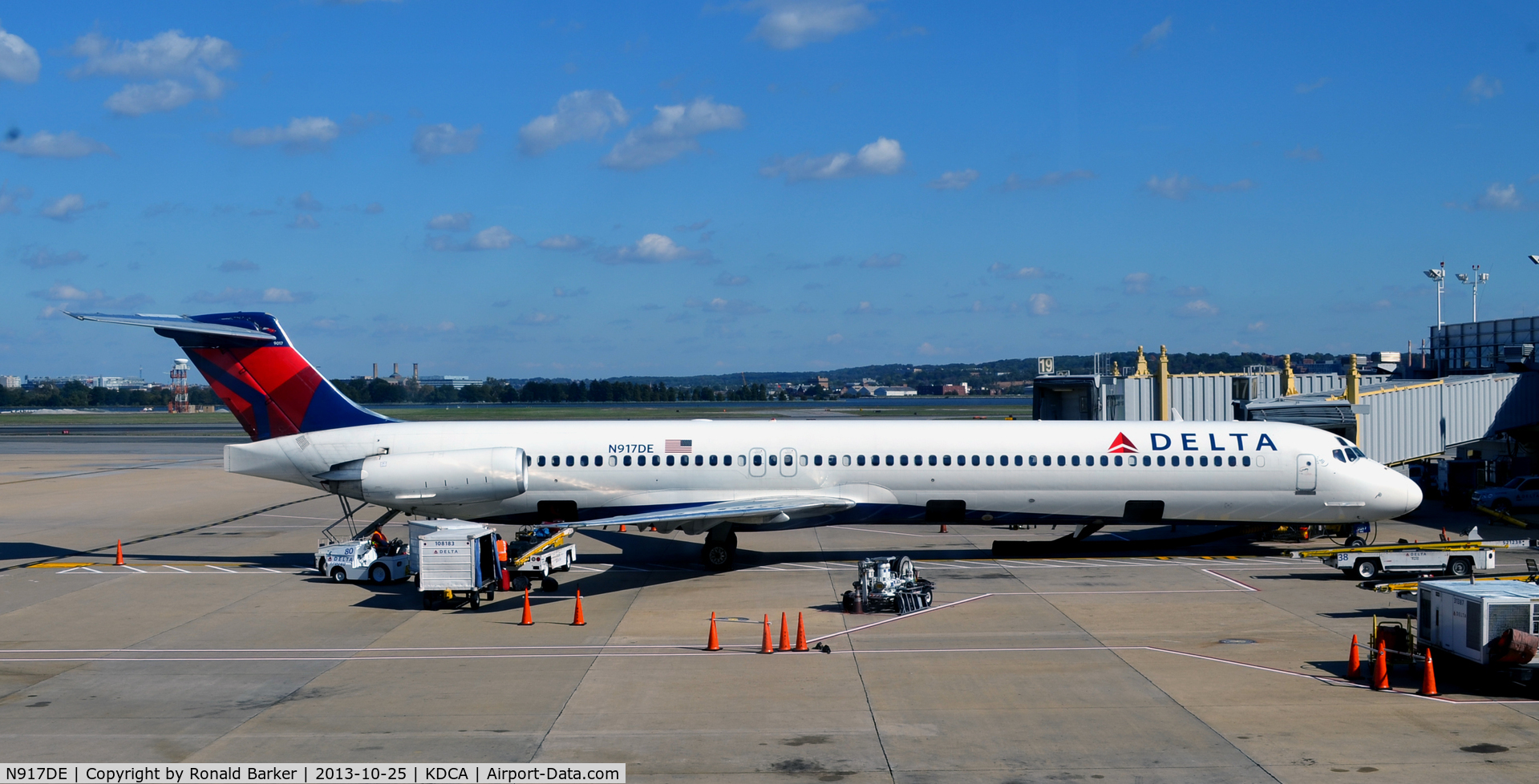 N917DE, 1993 McDonnell Douglas MD-88 C/N 49958, Gate 17 DCA