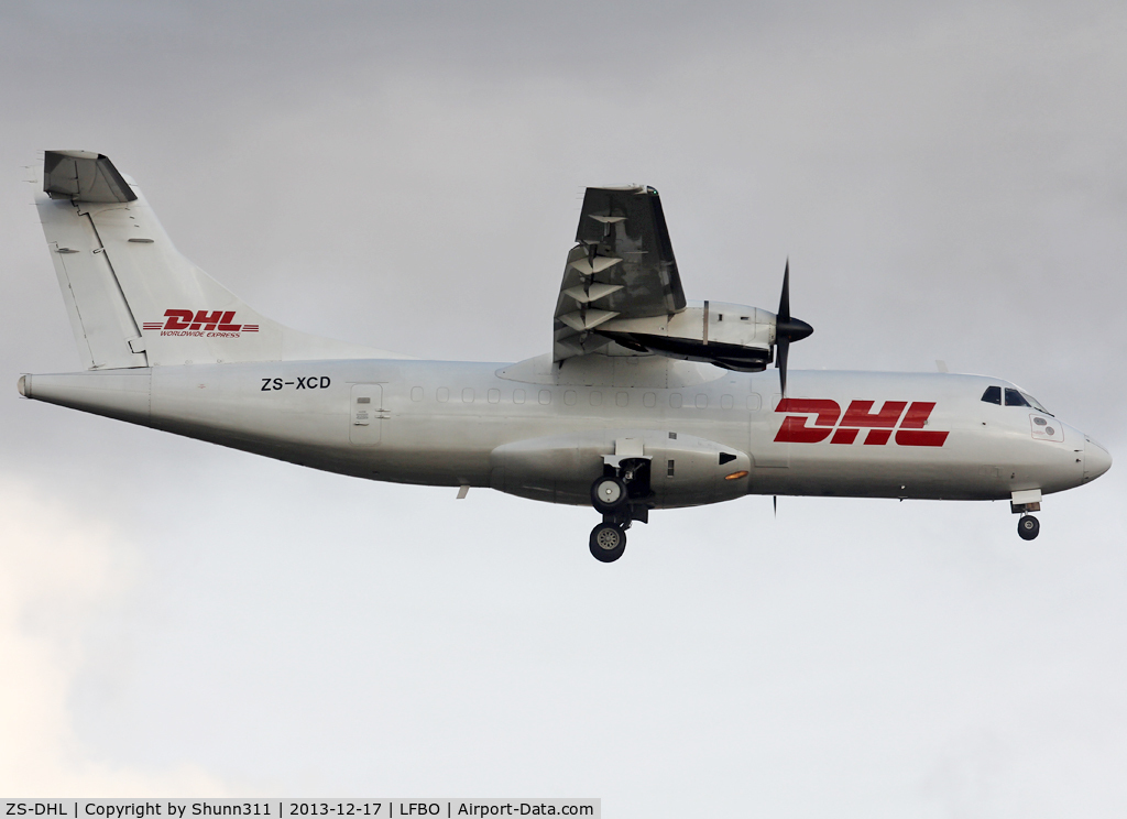 ZS-DHL, 1987 ATR 42-312 C/N 050, Landing rwy 14R with red 'DHL' titles