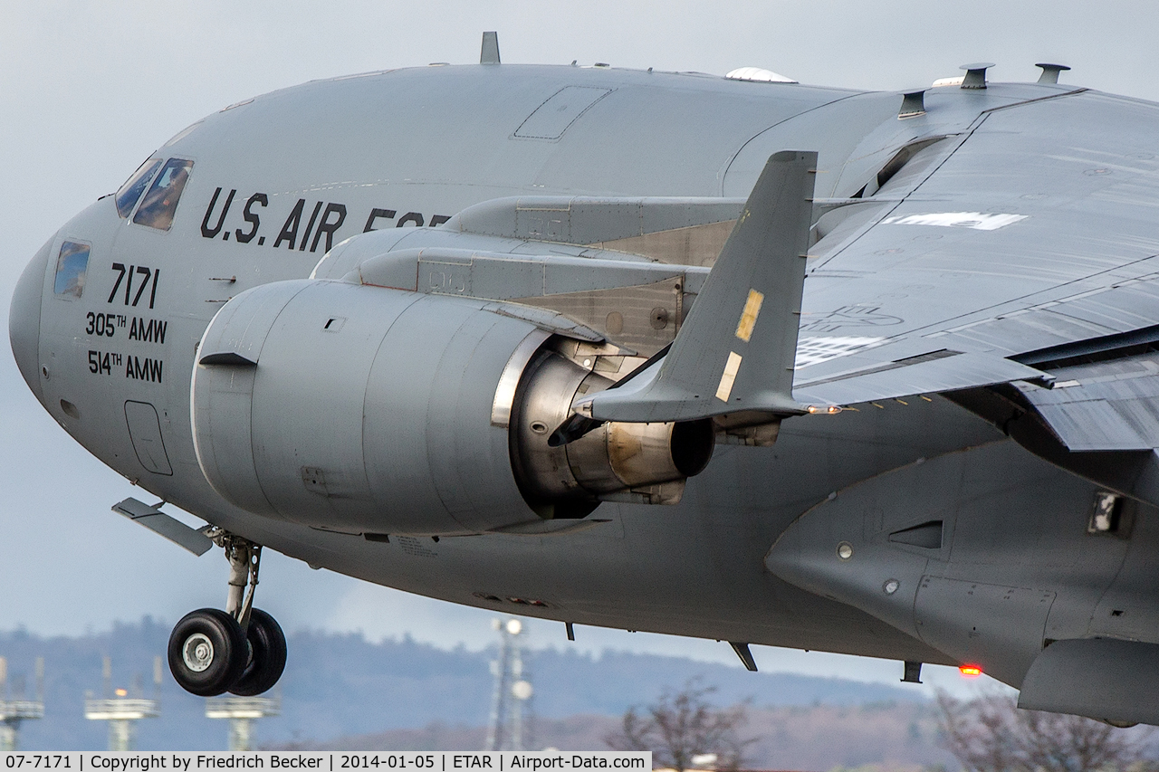 07-7171, Boeing C-17A Globemaster III C/N F-182/P-171, on final RW26