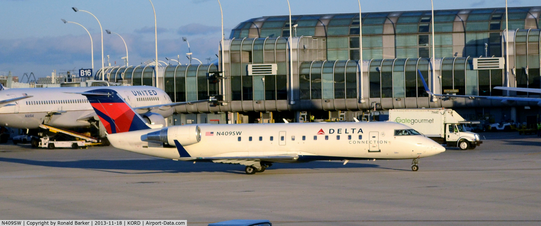 N409SW, 1994 Canadair CRJ-100LR (CL-600-2B19) C/N 7056, Taxi ORD