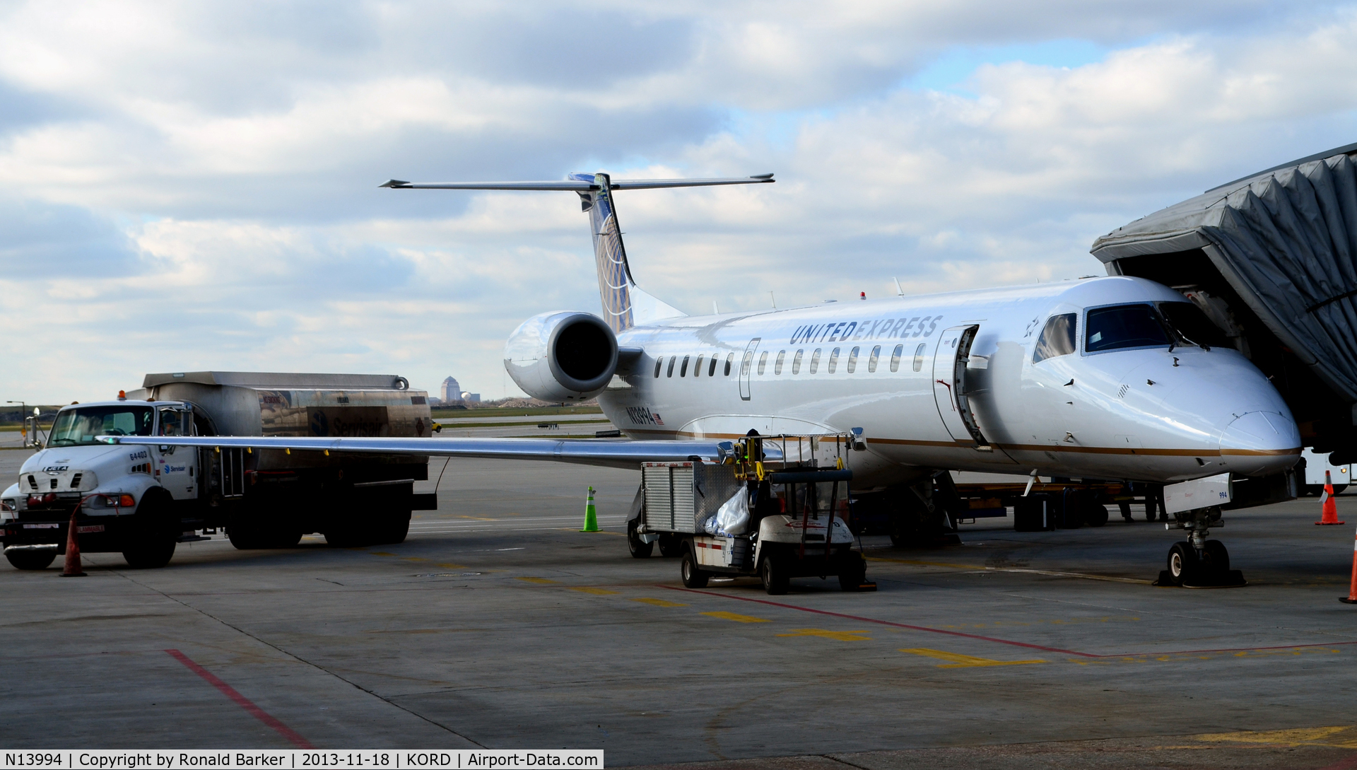 N13994, 2000 Embraer EMB-145LR C/N 145291, At the gate ORD