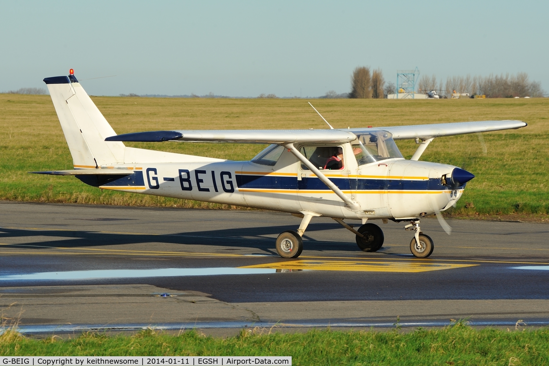 G-BEIG, 1976 Reims F150M C/N 1361, Leaving in bright light !