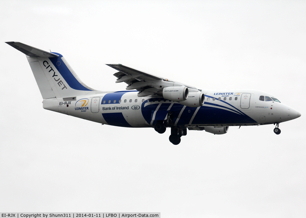 EI-RJX, 2000 BAe Systems Avro 146-RJ85A C/N E.2372, Landing rwy 14R in special Leinster Rugby c/s