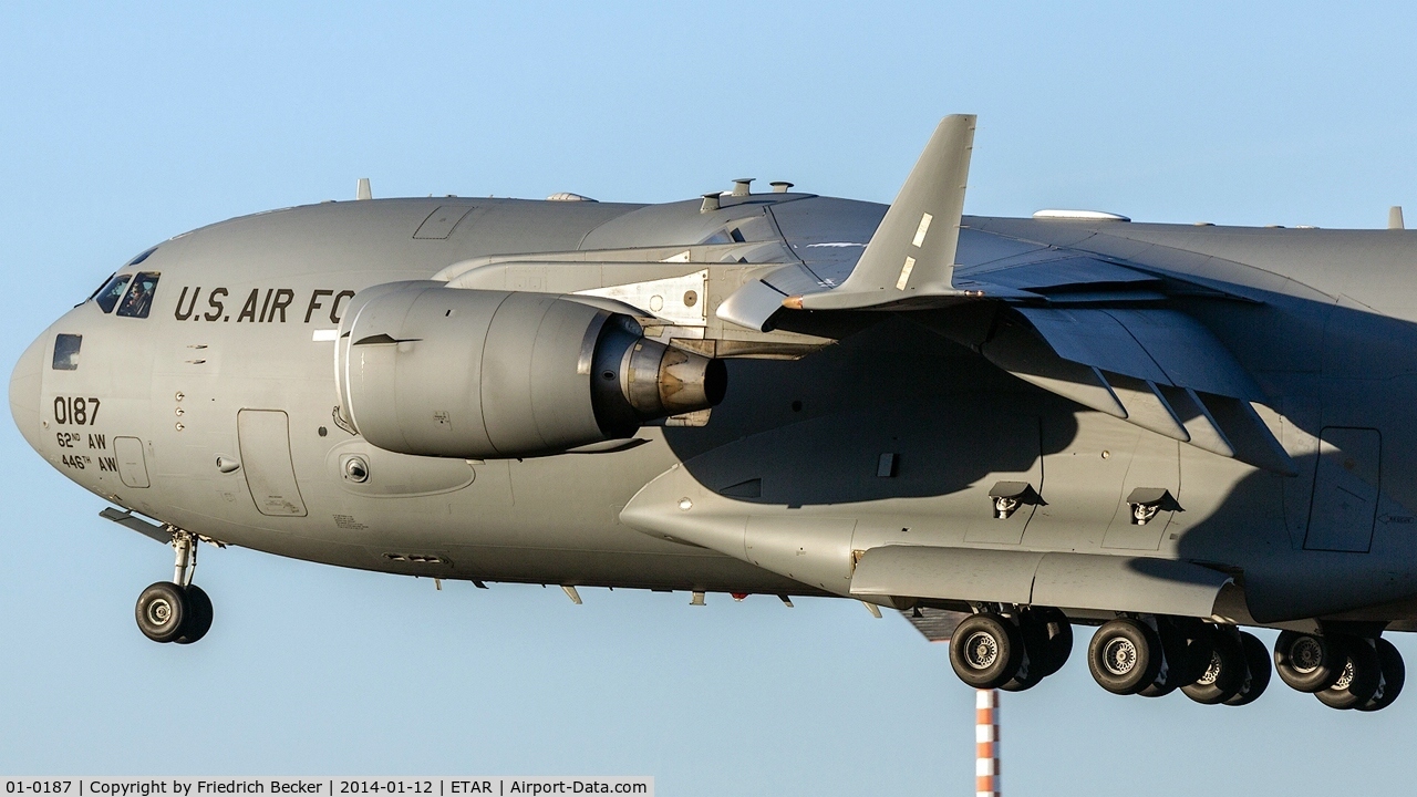 01-0187, 2001 Boeing C-17A Globemaster III C/N P-87, on final RW26