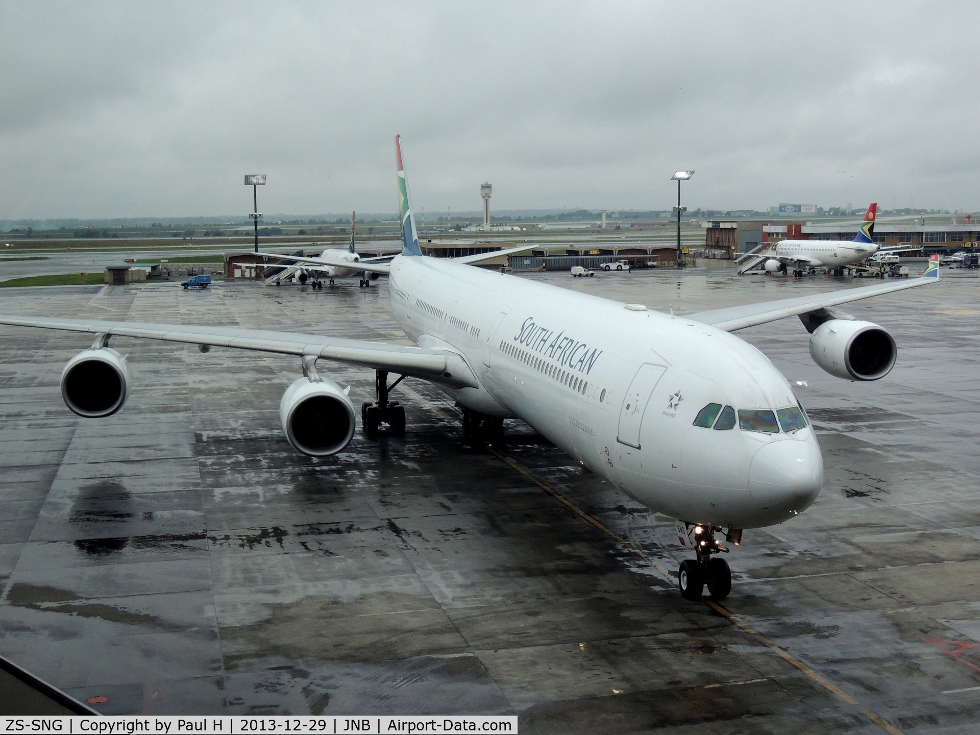 ZS-SNG, 2004 Airbus A340-642 C/N 557, Rolling to parking position