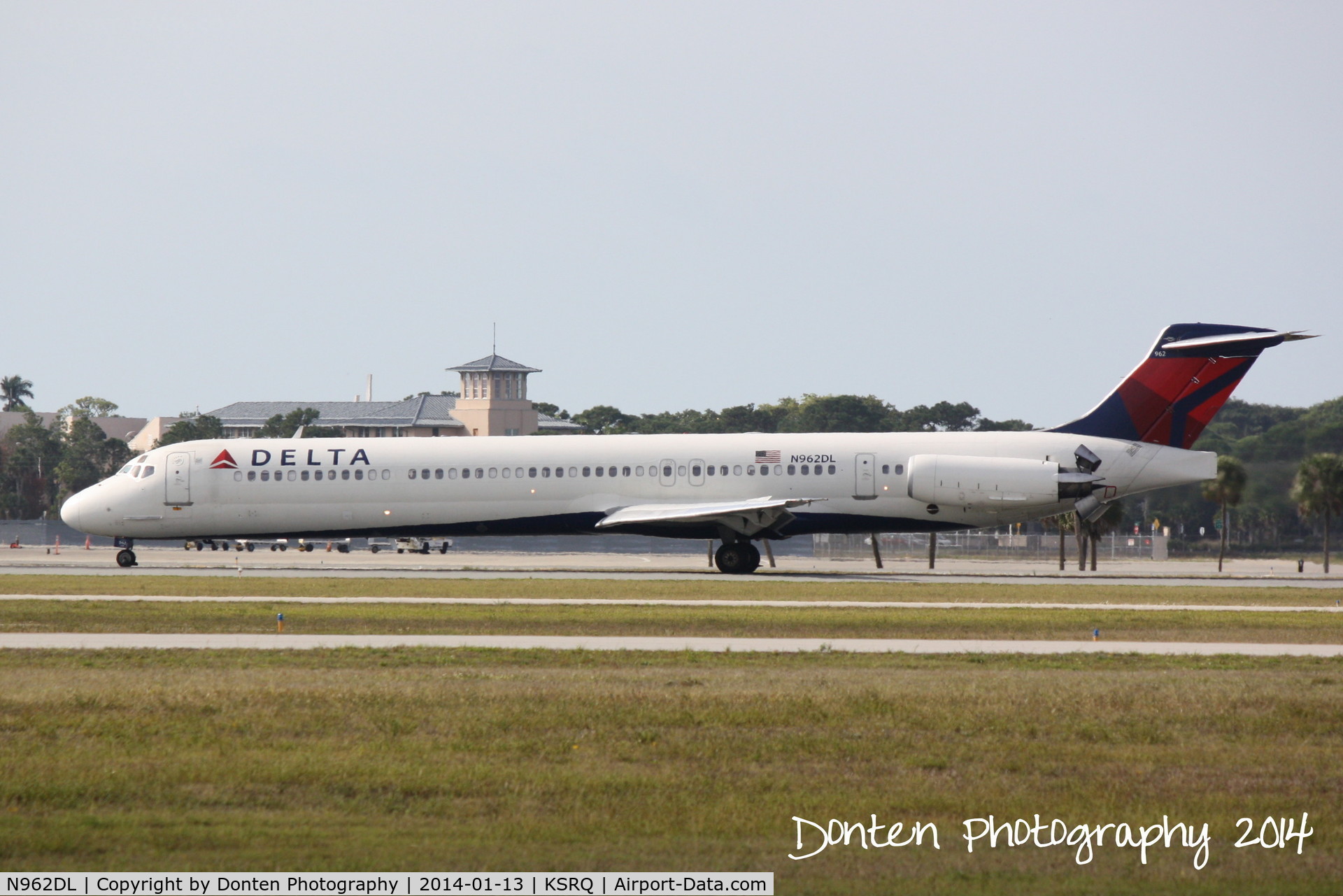 N962DL, 1990 McDonnell Douglas MD-88 C/N 49981, Delta Flight 2298 (N962DL) arrives at Sarasota-Bradenton International Airport following a flight from Hartsfield-Jackson Atlanta International Airport
