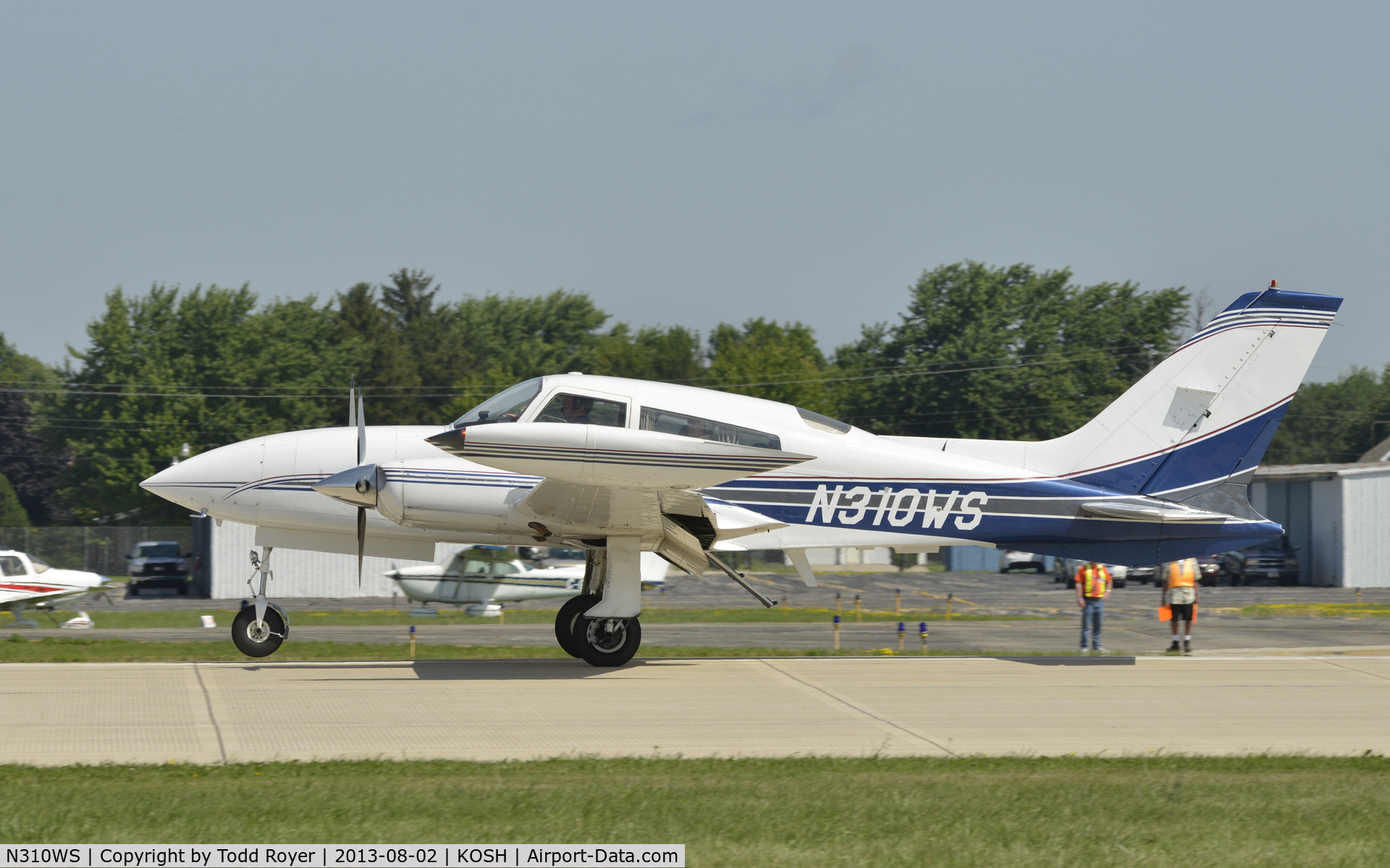 N310WS, 1975 Cessna 310R C/N 310R0612, Airventure 2013
