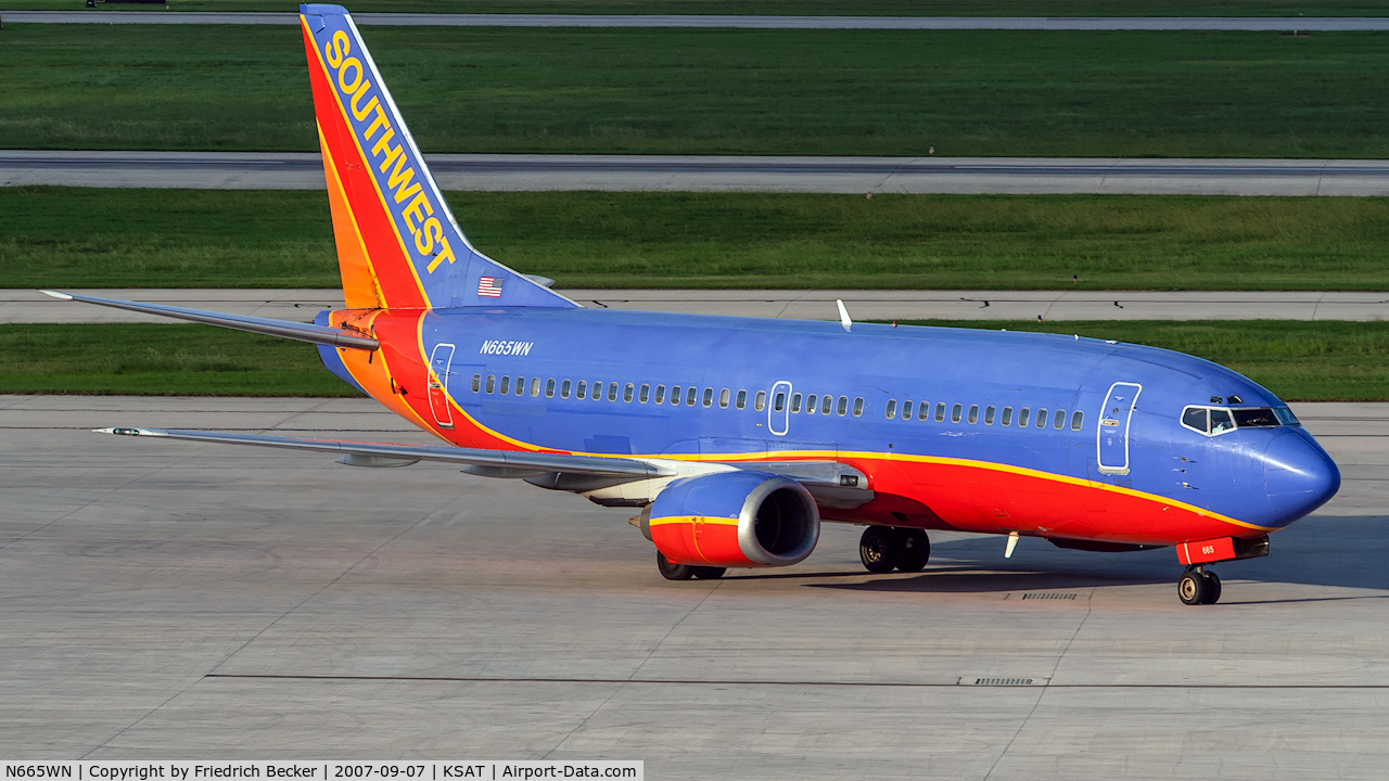 N665WN, 1986 Boeing 737-3Y0 C/N 23497, taxying to the gate