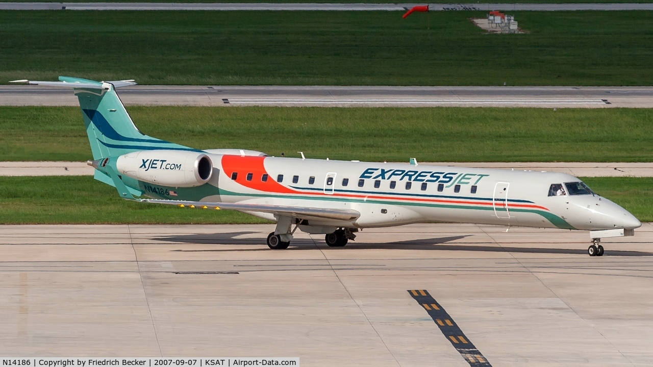N14186, 2005 Embraer ERJ-145XR (EMB-145XR) C/N 14500924, taxying to the gate