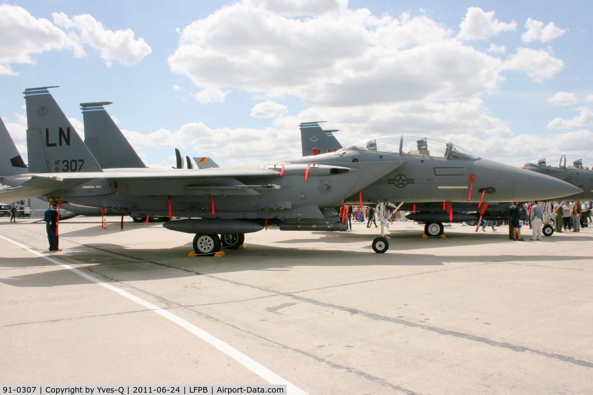 91-0307, 1991 McDonnell Douglas F-15E Strike Eagle C/N 1214, McDonnell Douglas F-15 E Strike Eagle, USAF Static display, Paris-Le Bourget (LFPB-LBG) Air Show 2011. It has blue and white stripes of the 492FS from the 48FW based at Lakenheath