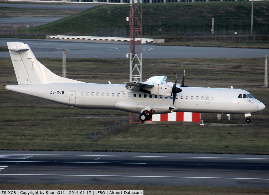 ZS-XCB, 1996 ATR 72-212 C/N 460, Landing rwy 14R in all white c/s
