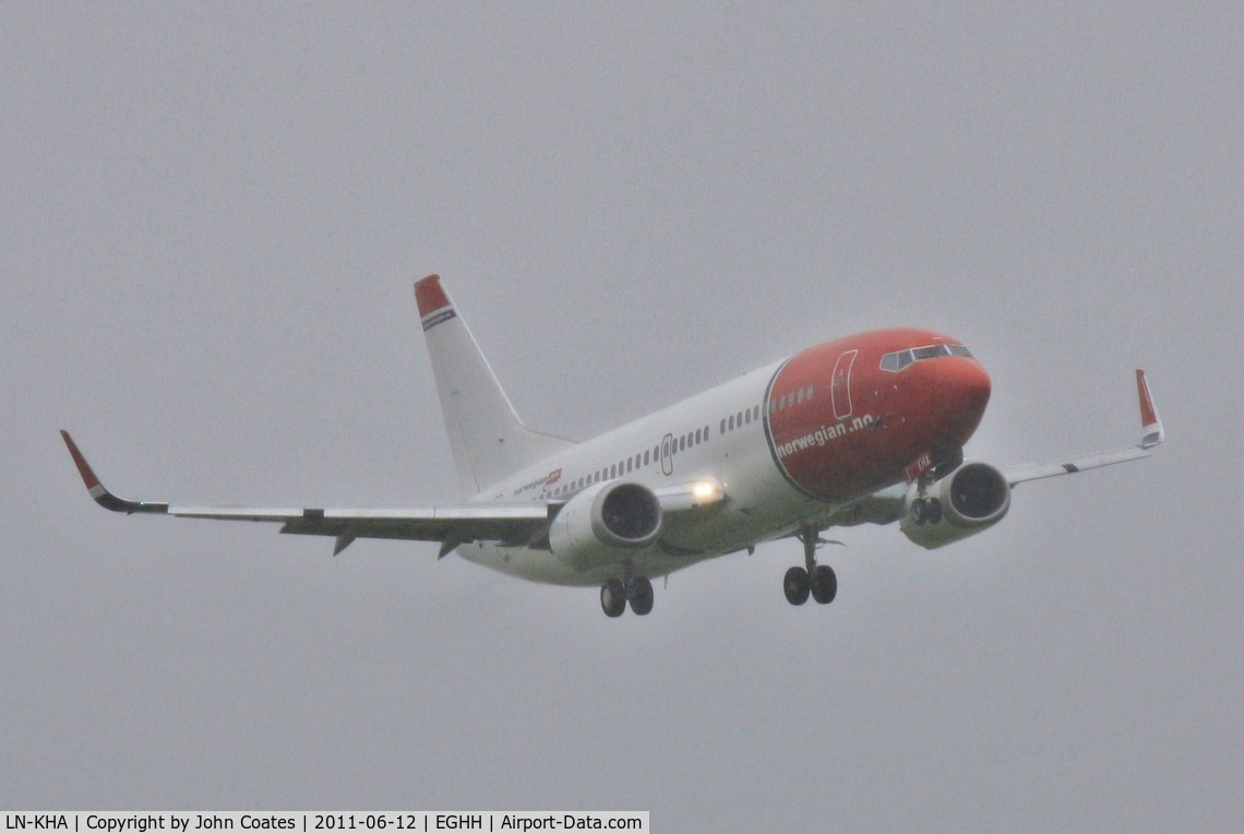 LN-KHA, 1998 Boeing 737-31S C/N 29100, Lining up for low approach in rotten weather