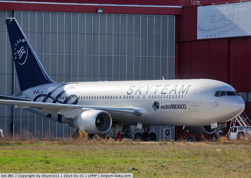 XA-JBC, 1990 Boeing 767-284/ER C/N 24762/307, Parked in front of EAS hangars after maintenance... Skyteam c/s