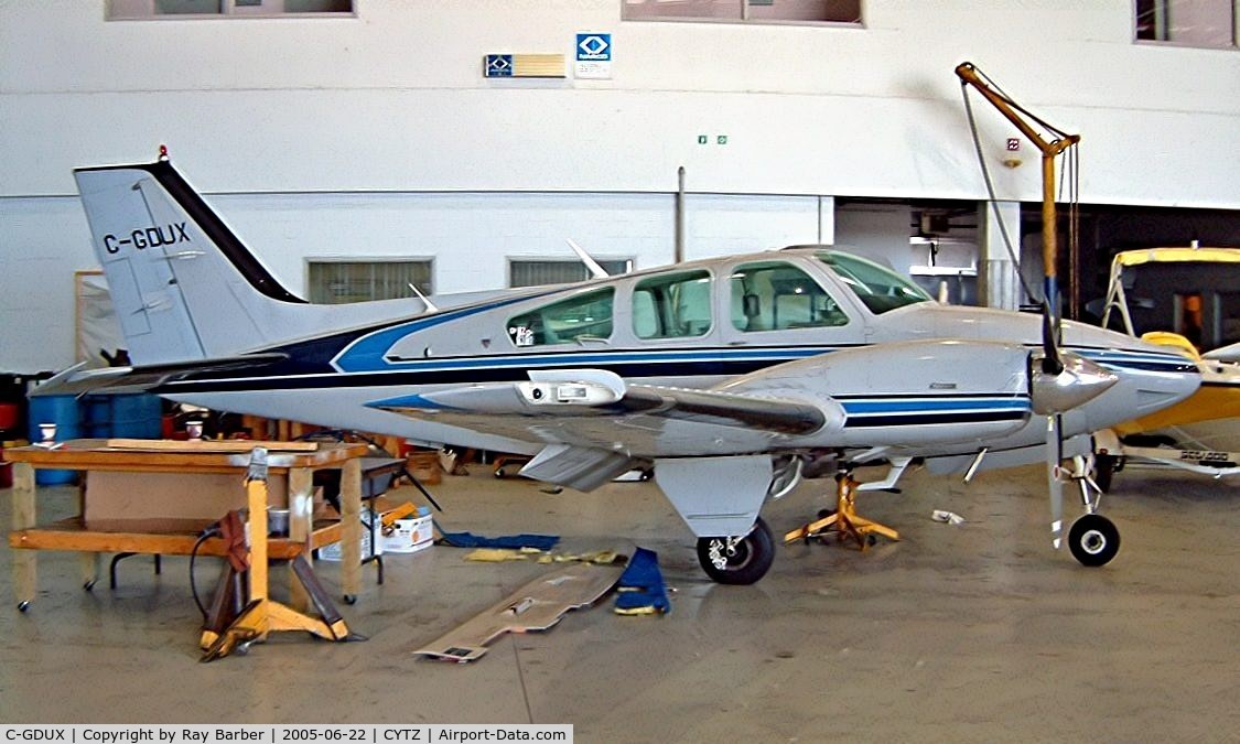 C-GDUX, 1981 Beech 95-B55 Baron C/N TC-2399, Beech 95-B55 Baron [TC-2399] Toronto-City Centre Airport~C 22/06/2005