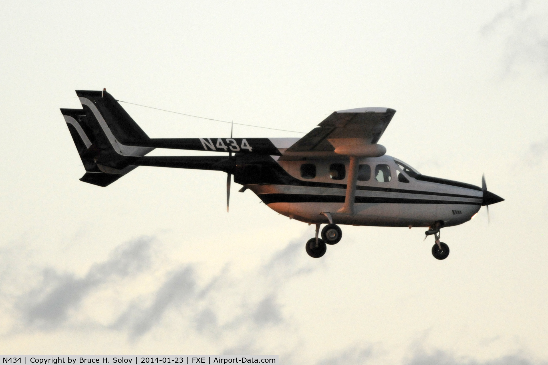 N434, Cessna T337G Turbo Super Skymaster C/N P3370258, Twilight landing at FXE