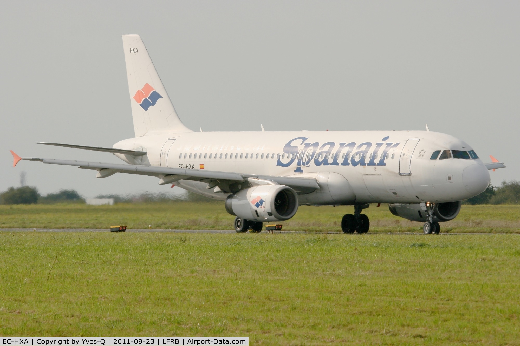 EC-HXA, 2001 Airbus A320-232 C/N 1497, Airbus A320-232, Taxiing to holding point Rwy 25L, Brest-Bretagne Airport (LFRB-BES)