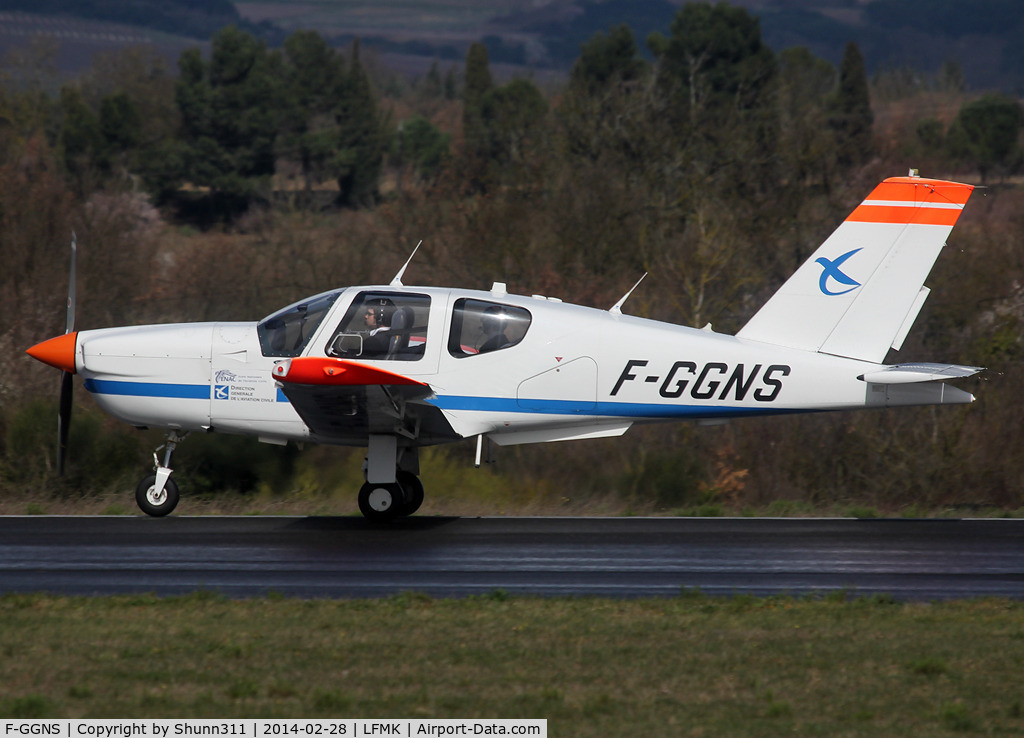 F-GGNS, Socata TB-20 C/N 1267, Landing / Take off exercices on rwy 28...