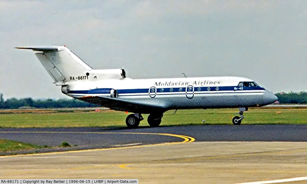 RA-88171, 1976 Yakovlev Yak-40 C/N 9620947, Yakovlev Yak-40 [9620947] (Moldavian Airlines) Budapest-Ferihegy~HA 15/06/1996