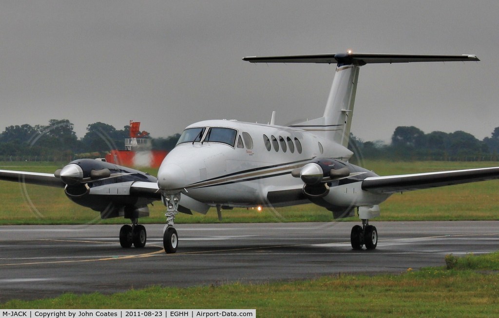 M-JACK, 2009 Hawker Beechcraft B200GT King Air C/N BY-94, Arriving Signatures