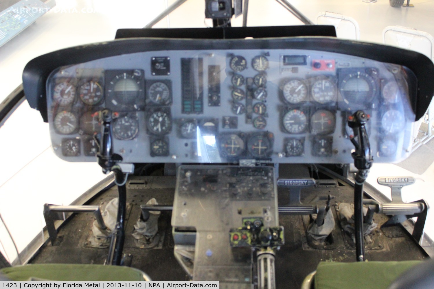 1423, Sikorsky HH-52A Sea Guard C/N 62.111, HH-52 Sea Guardian cockpit