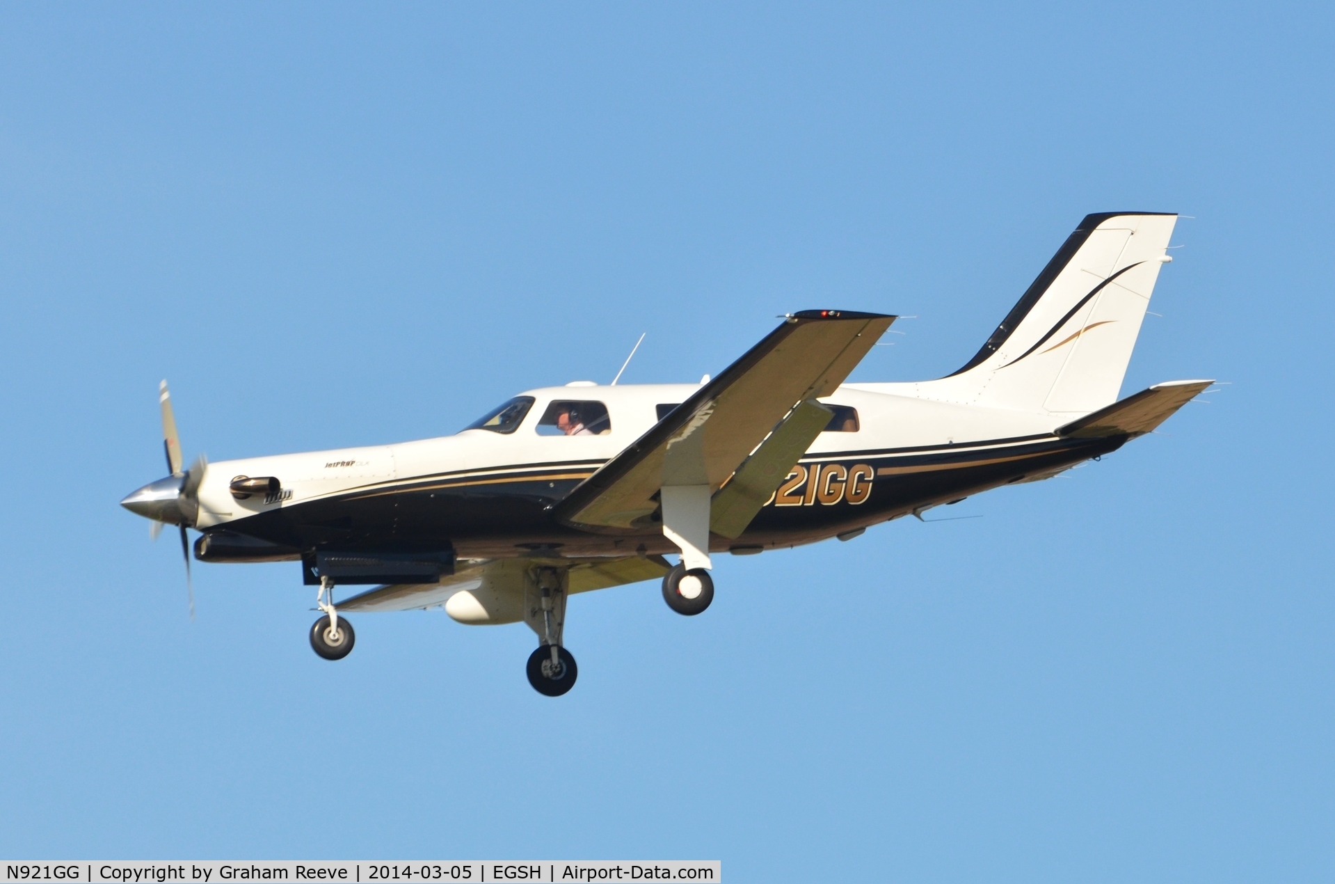 N921GG, 1998 Piper PA-46-350P Malibu Mirage C/N 4636136, About to land on runway 27.