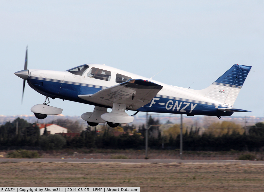 F-GNZY, 2002 Piper PA-28-181 C/N 2843536, Taking off from rwy 31
