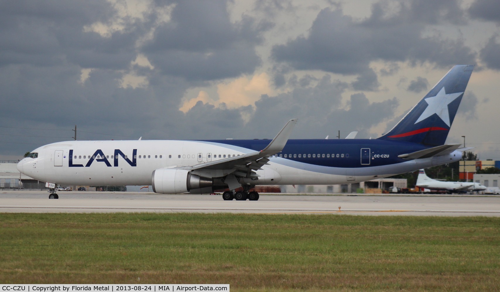 CC-CZU, 1998 Boeing 767-316/ER C/N 29229, LAN 767-300