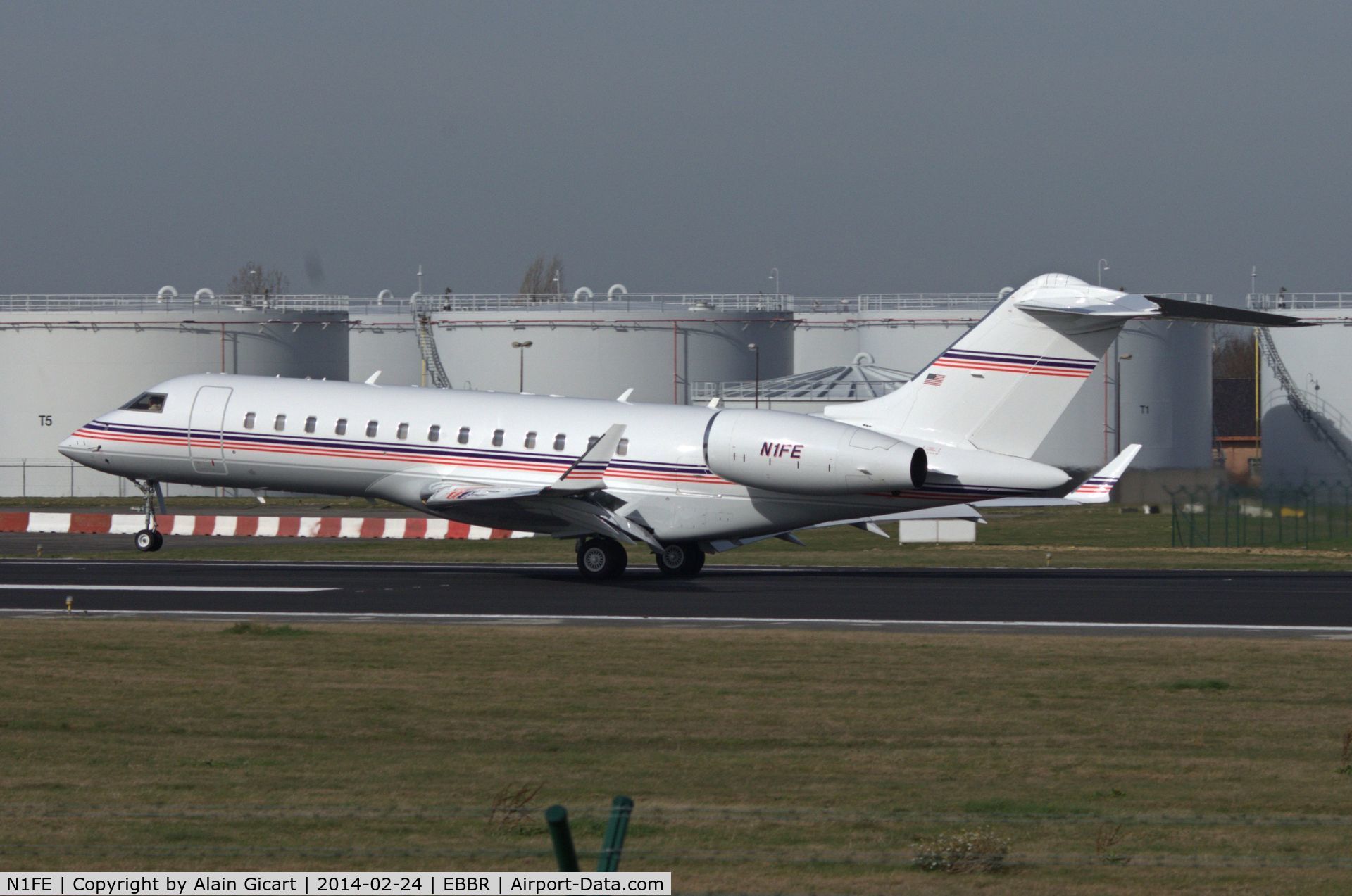 N1FE, 2001 Bombardier BD-700-1A10 Global Express C/N 9091, Landing