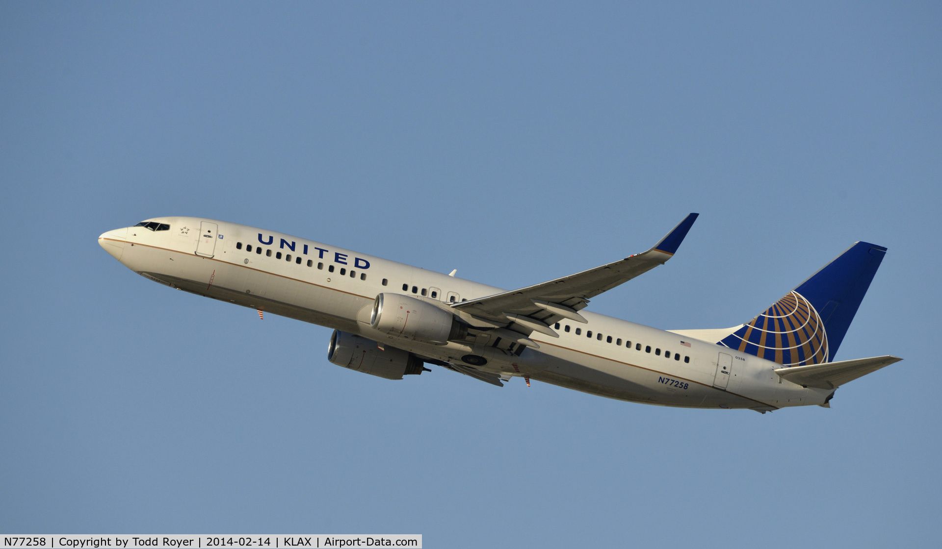 N77258, 2000 Boeing 737-824 C/N 30802, Departing LAX on 25R
